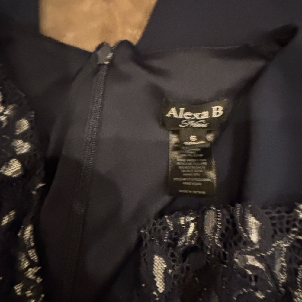 Chic Navy Jumpsuit with Floral Accent - Picture 3 of 4